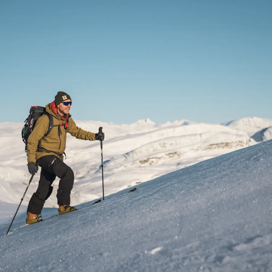 Skikjører på vei mot Skørsnøse på randonnéetur fra Tyin Filefjell