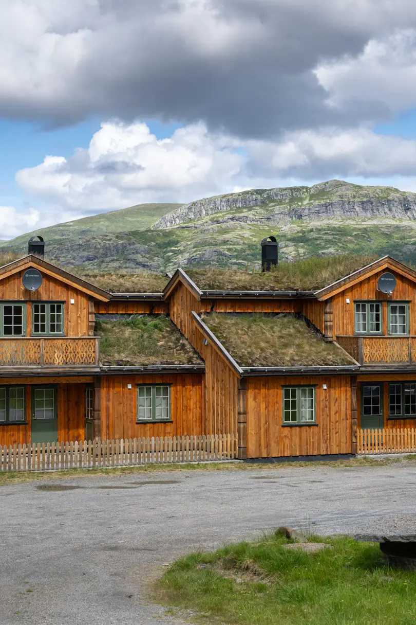 Eksteriør leilighetene på Filefjellstuene med spektakulære fjell i bakgrunnen