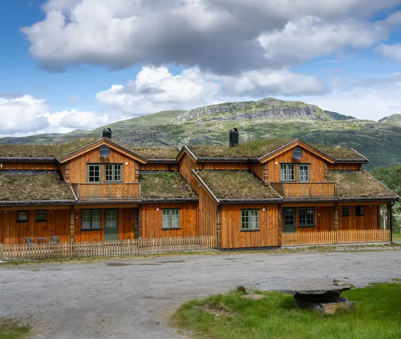 Eksteriør leilighetene på Filefjellstuene med spektakulære fjell i bakgrunnen