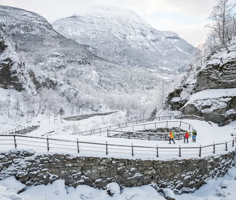 Tre personer på trugetur på Kongevegen, Vindhellavegen