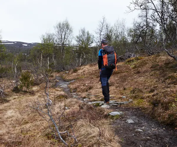 Turgåere på tur rundt vannet Tenla på Tyin Filefjell
