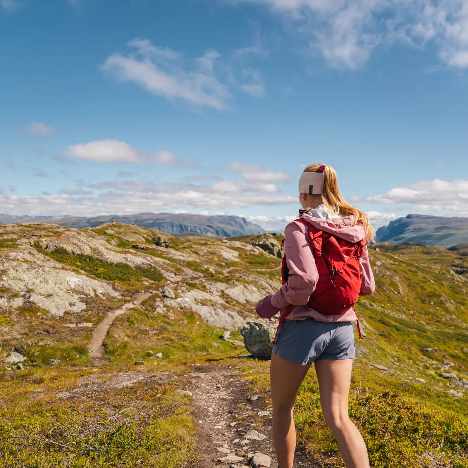 Trailrunner i høyfjellet – ung kvinne løper på Børrenøse