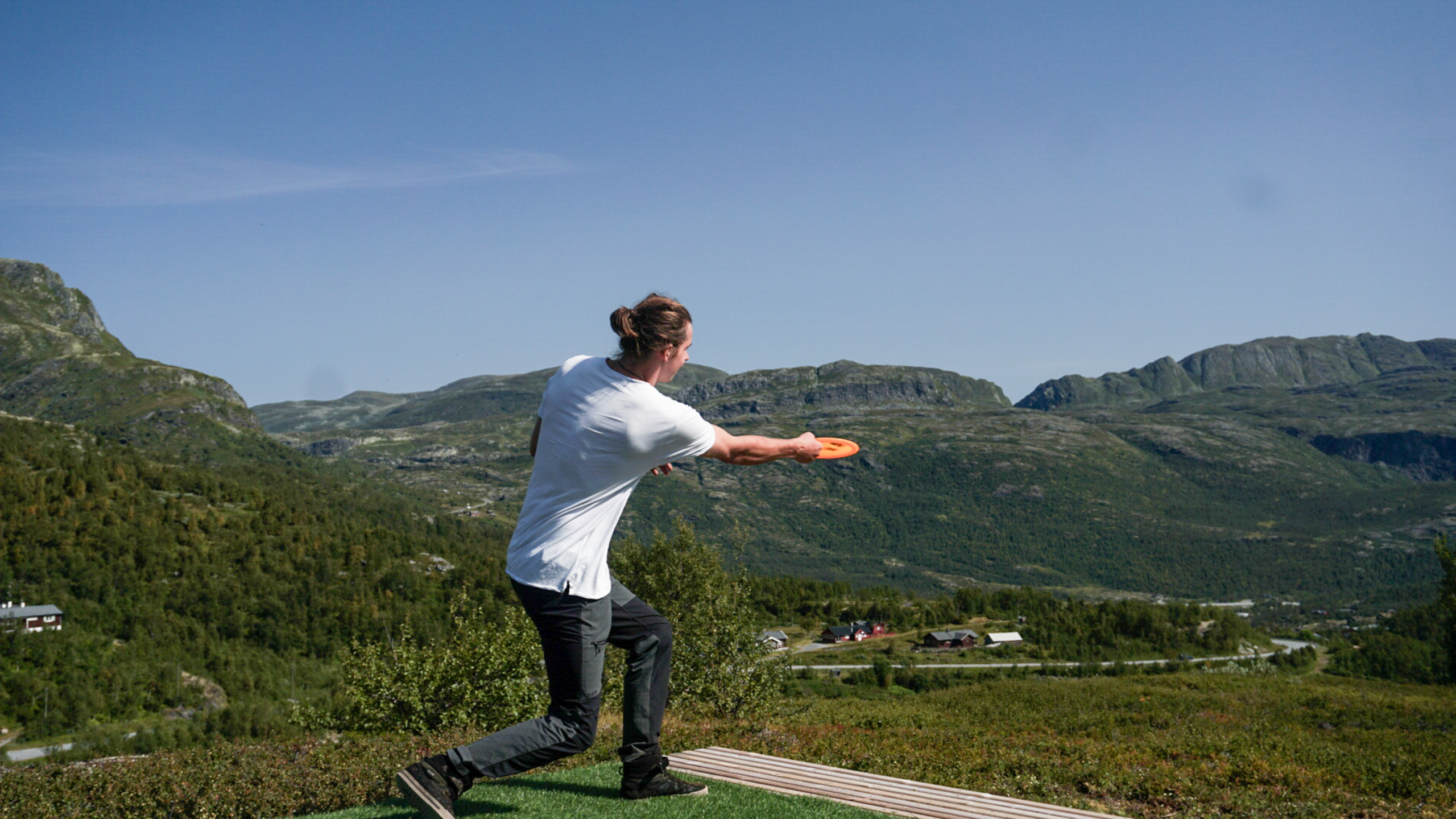 Deltaker spiller frisbeegolf på Tyin Filefjell