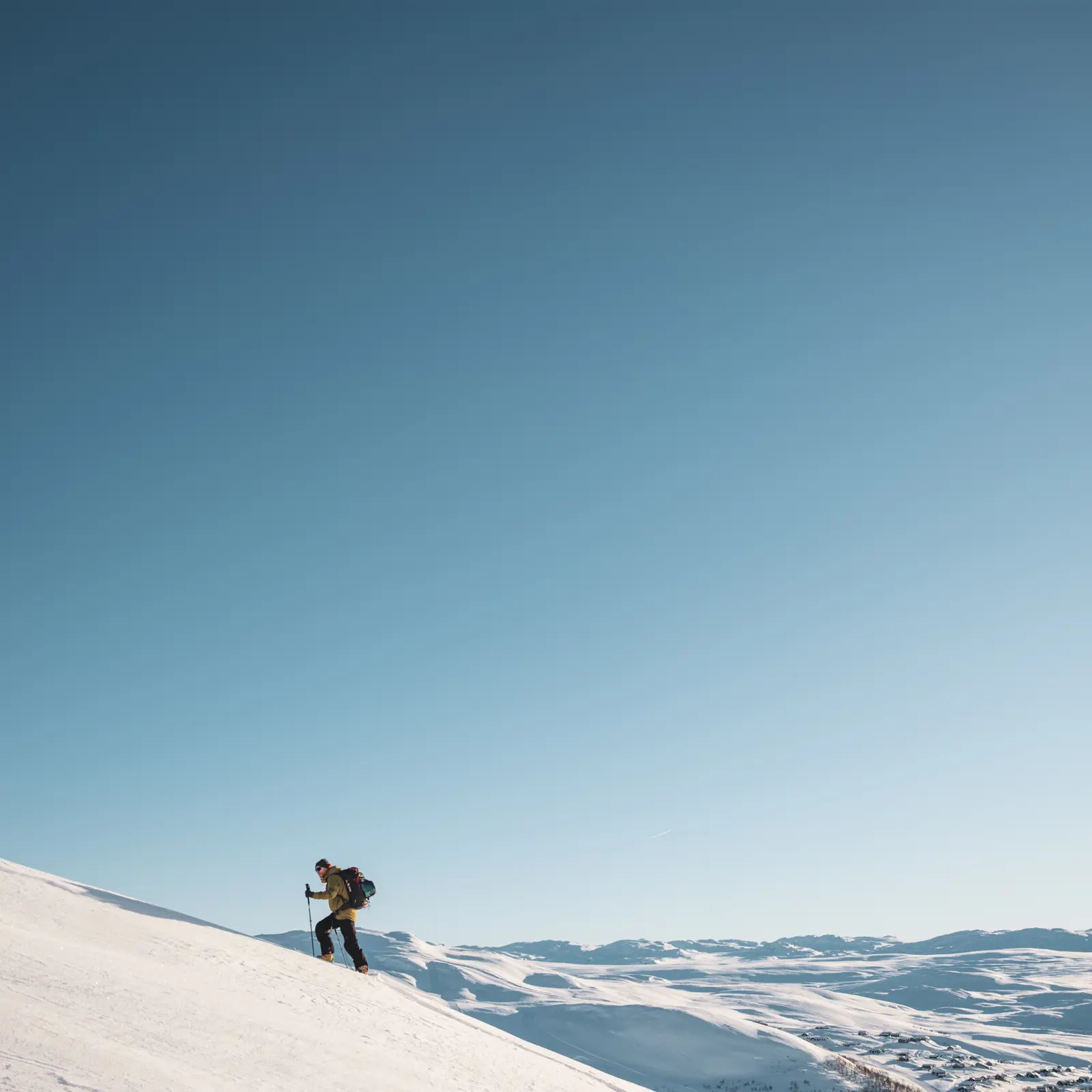 Skikjører på vei mot Skørsnøse på randonnéetur fra Tyin Filefjell