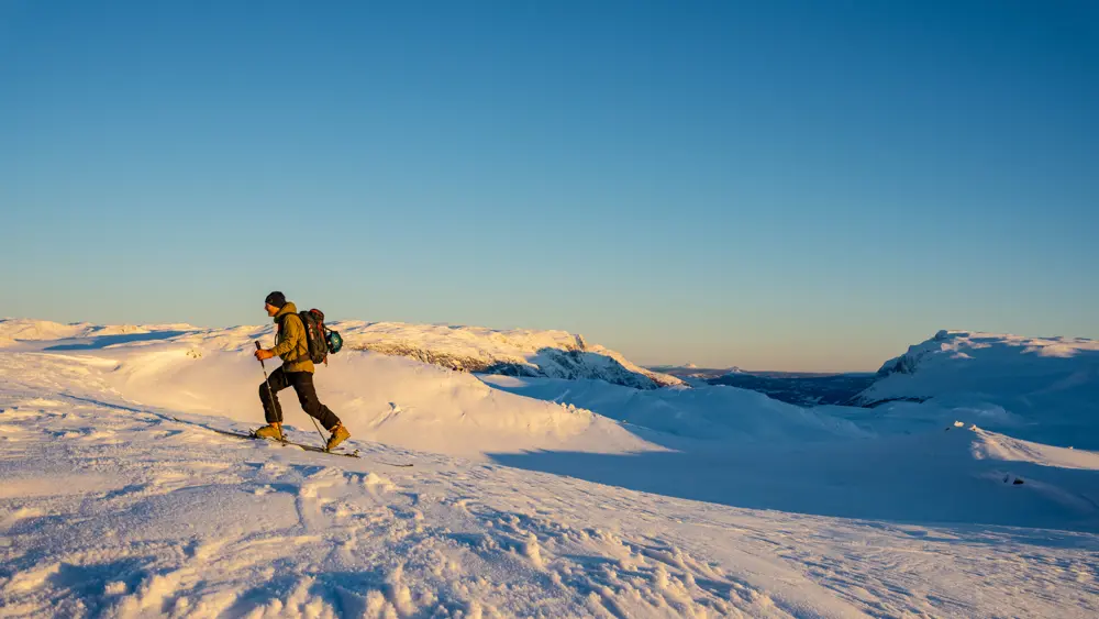 Skikjører på vei mot Skørsnøse på randonnéetur fra Tyin Filefjell