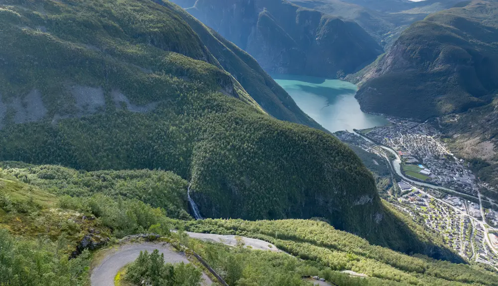 Hårnålssvingene fra Tusenmeteren nedover mot Øvre Årdal