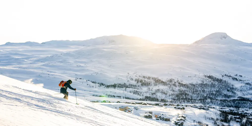 Skigjester i full fart nedover bakkene i Tyin Filefjell Skisenter