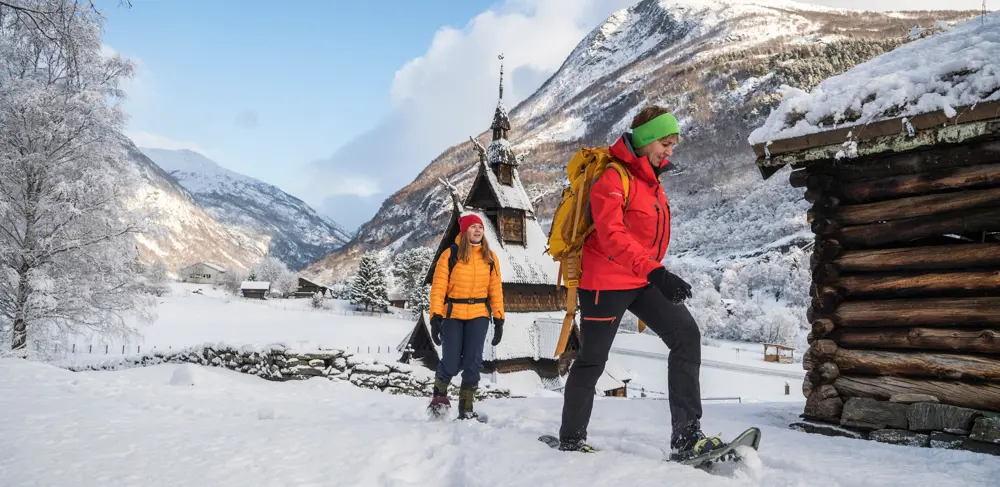 To personer på trugetur på Kongevegen, ved Borgund Stavkyrkje
