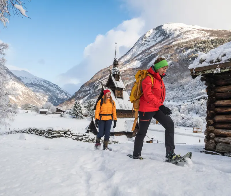 To personer på trugetur på Kongevegen, ved Borgund Stavkyrkje