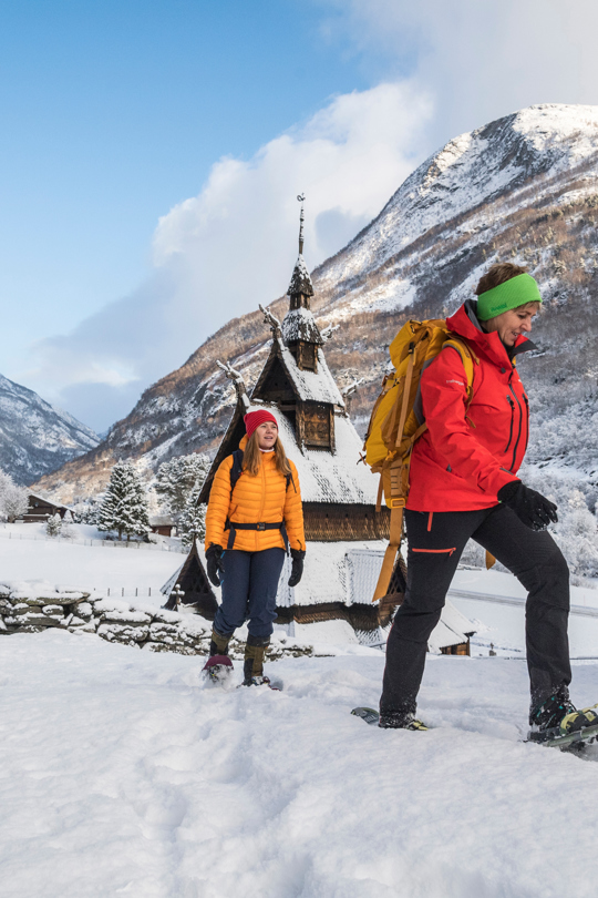 To personer på trugetur på Kongevegen, ved Borgund Stavkyrkje