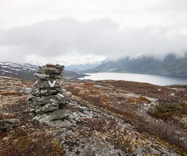Turgåere på tur rundt vannet Tenla på Tyin Filefjell