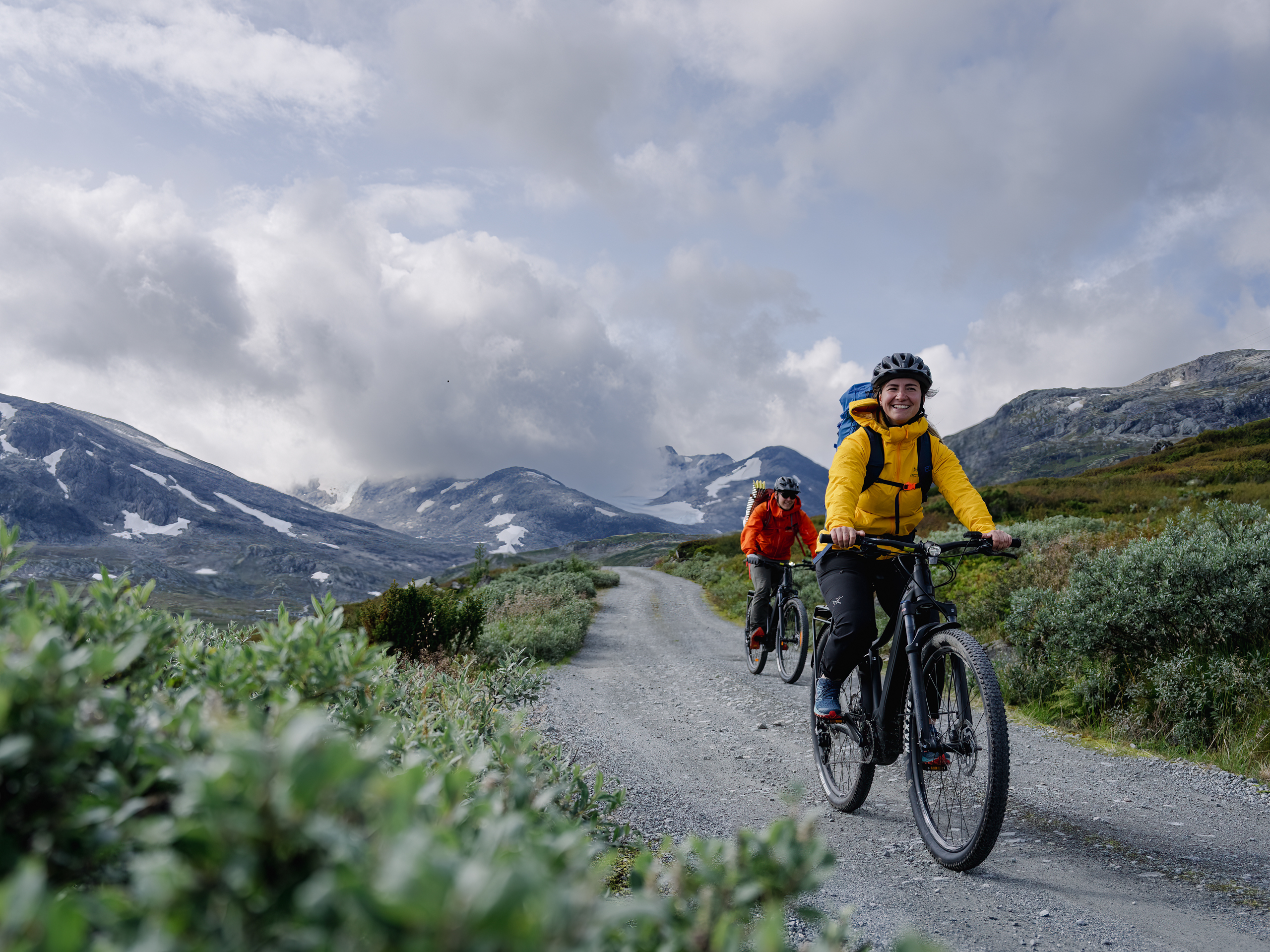 Ungt par på sykkeltur i Koldedalen