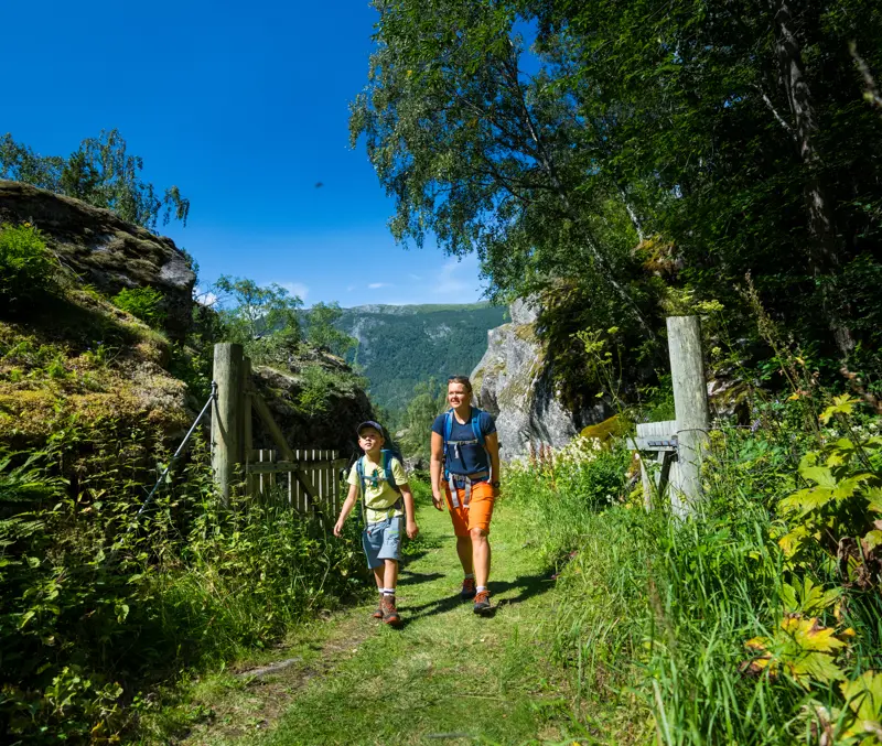 Mor og sønn på tur på historiske Kongevegen