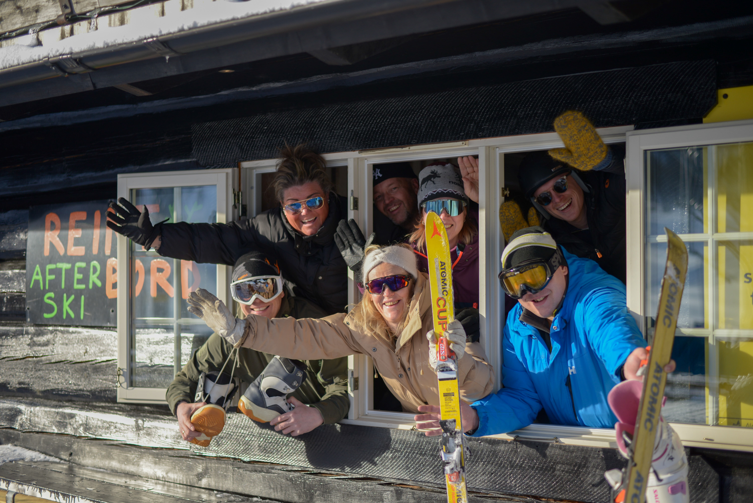 Afterski på Reint Bord – glade gjester i vinduene