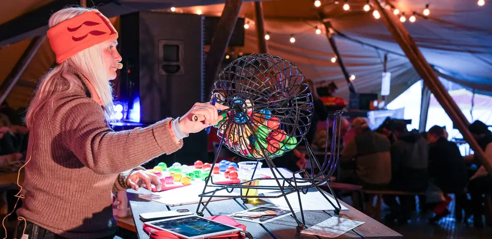 Marianne Riste arrangerer Fjellbingo. 