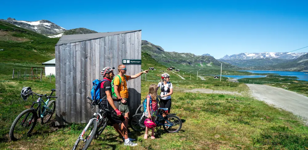 Familietur på sykkel på Mjølkevegen langs Tyinvannet