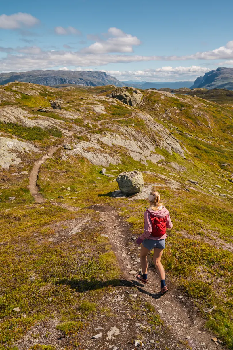 Trailrunner i høyfjellet – ung kvinne løper på Børrenøse
