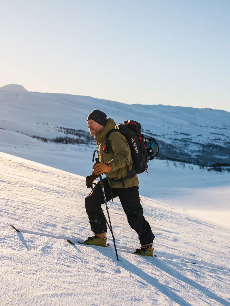 Skikjører på vei mot Skørsnøse på randonnéetur fra Tyin Filefjell