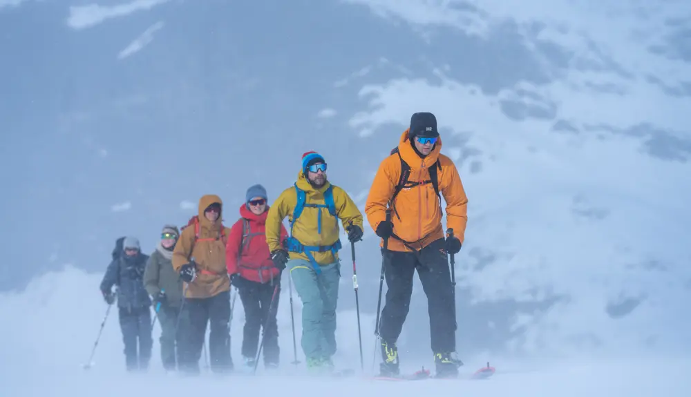 Tyin Aktiv guide leder an for deltakere på randonne- og toppturkurs 