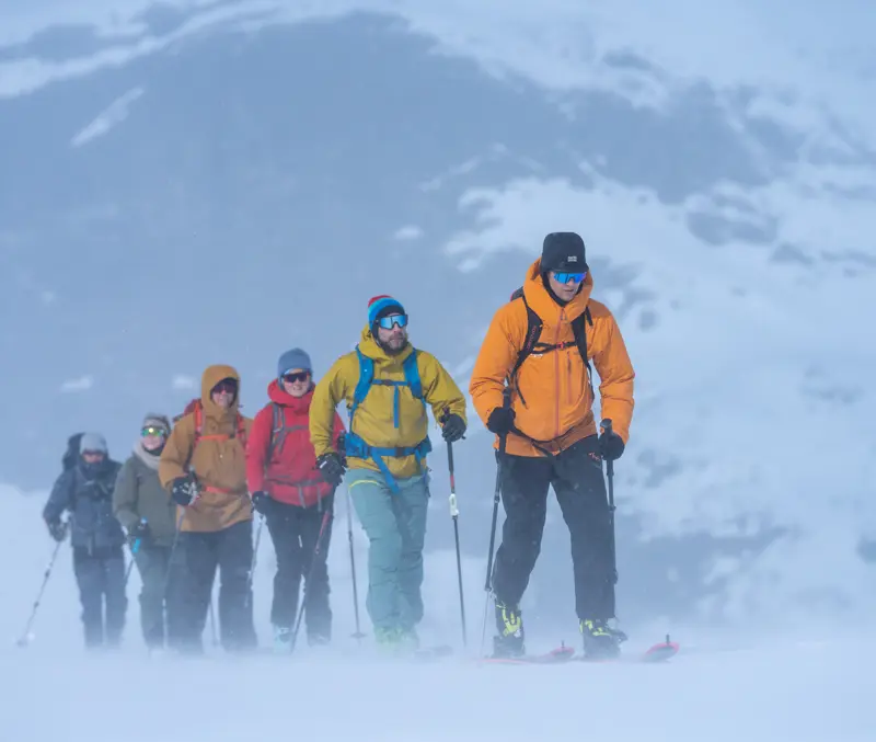 Tyin Aktiv guide leder an for deltakere på randonne- og toppturkurs 