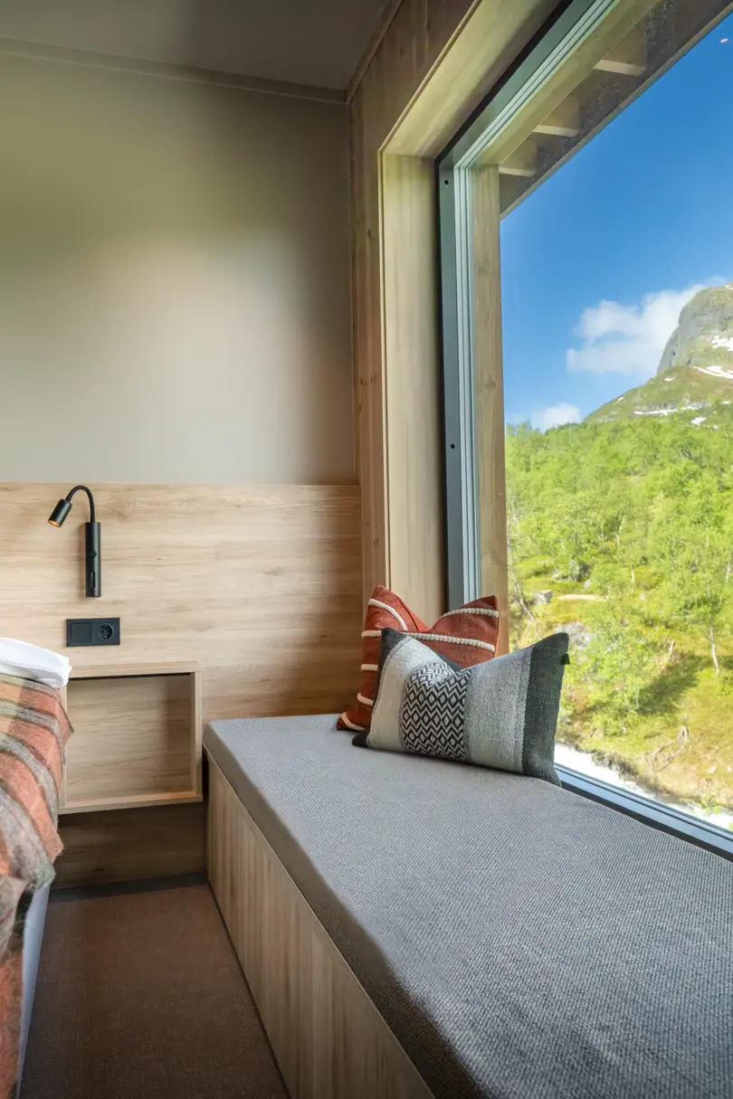 Hotellrom på Filefjellstuene med utsikt over fjellet