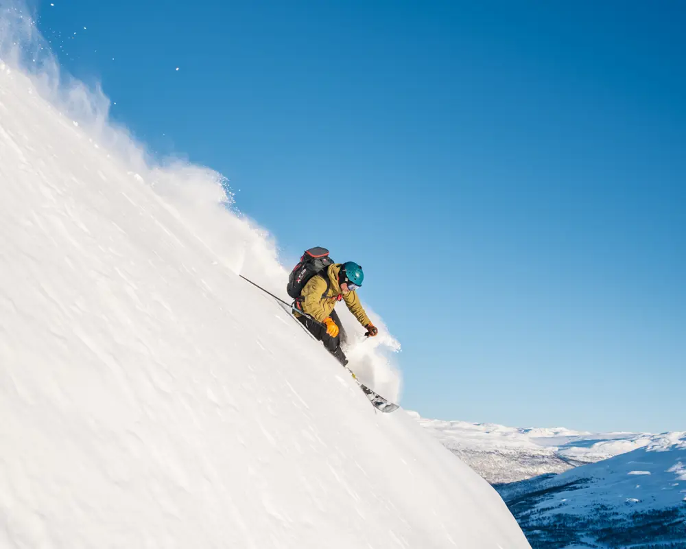Skikjører på vei ned fra Skørsnøse på randonnéetur fra Tyin Filefjell