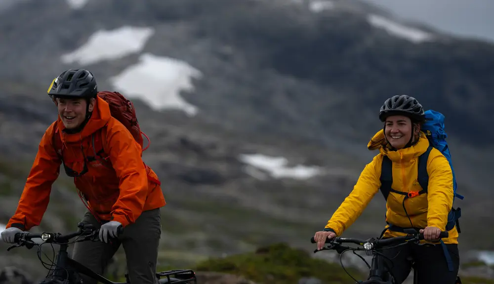 Ungt par på sykkeltur i Koldedalen