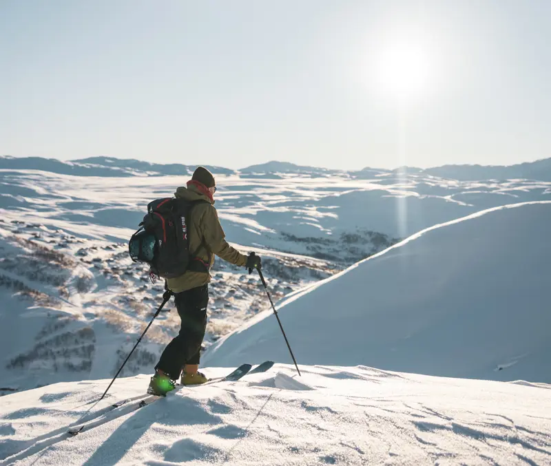 Skikjører på vei mot Skørsnøse på randonnéetur fra Tyin Filefjell
