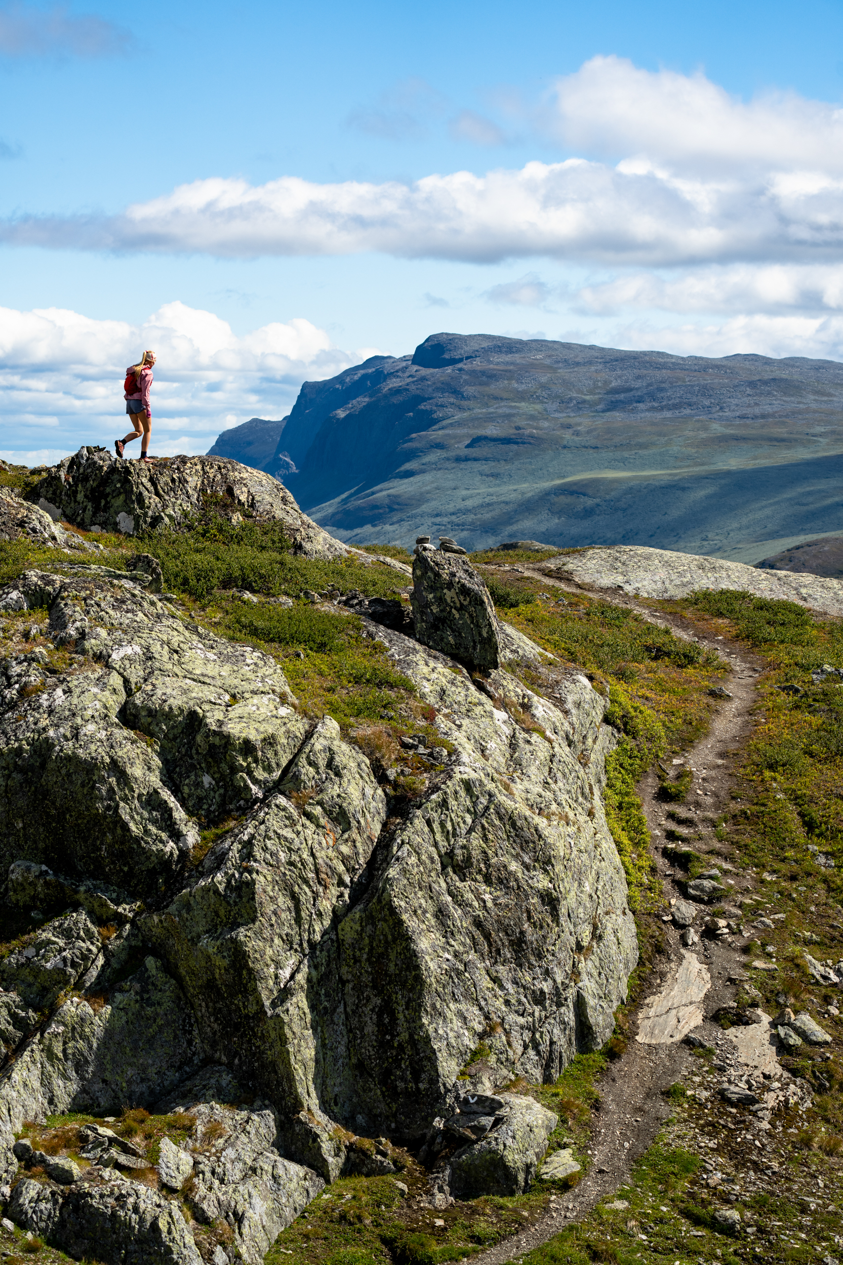 Trailrunner i høyfjellet – ung kvinne løper på Børrenøse