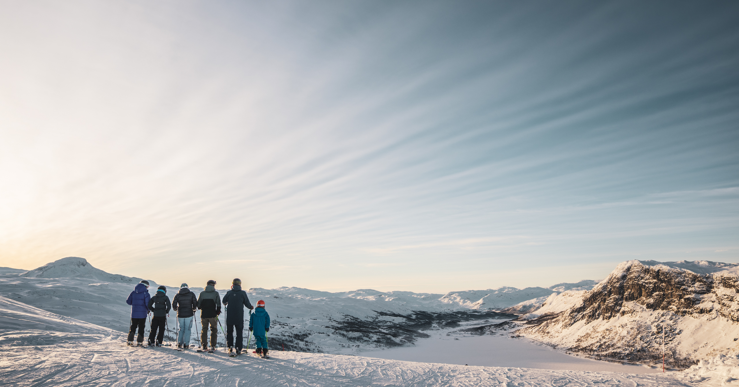Skigjester nyter utsikten i Tyin Filefjell Skisenter