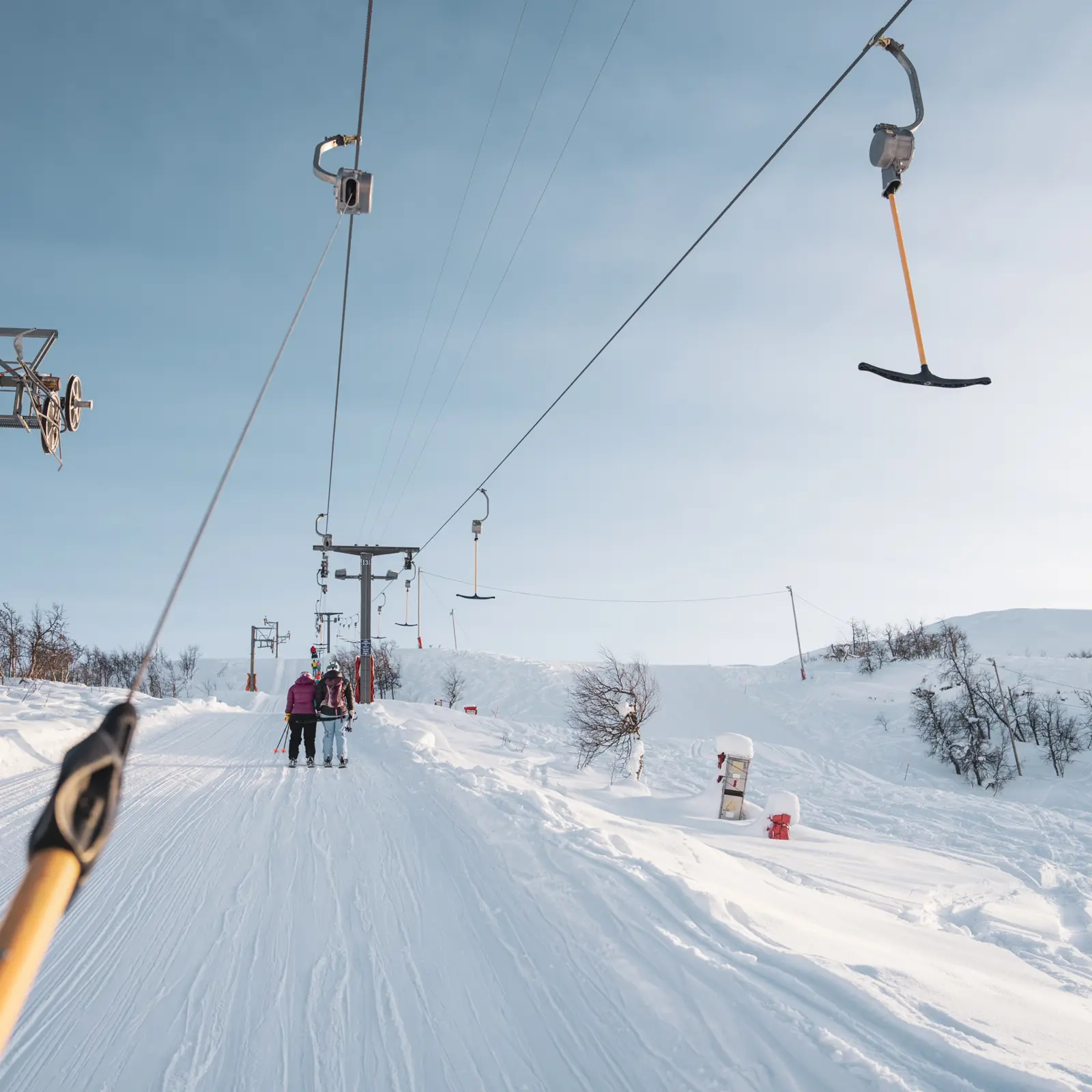 Skigjester på vei opp Børrenøsheisen i Tyin Filefjell Skisenter