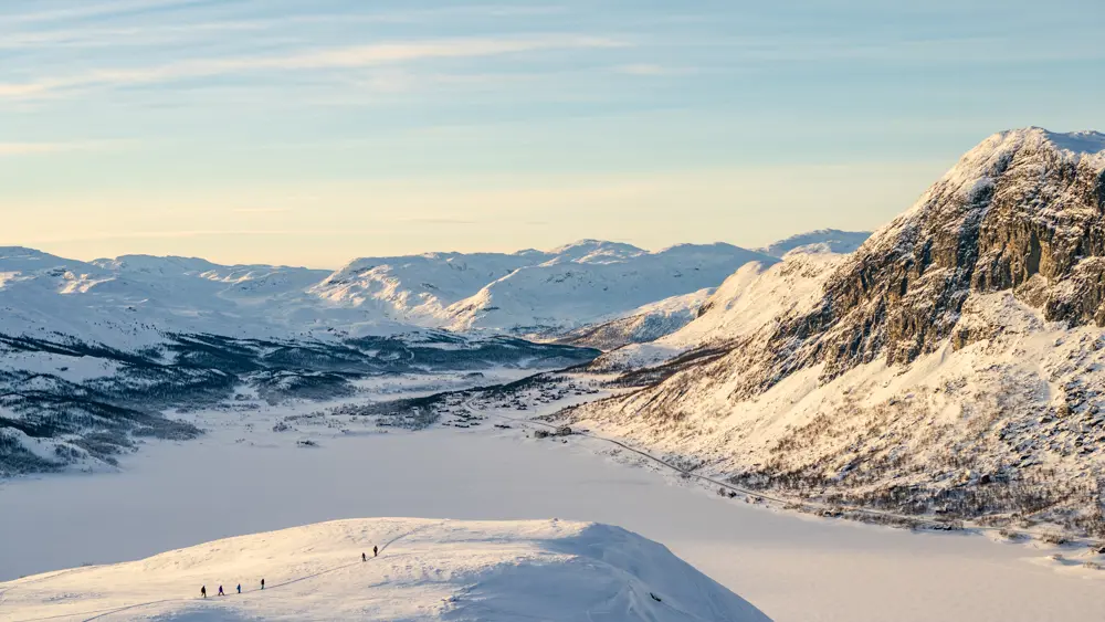 Skigjester med utsikt over Utrøvatnet i Tyin Filefjell Skisenter