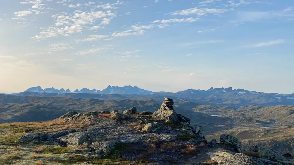 Utsikt til Jotunheimens tinder fra toppen av Skørsnøse
