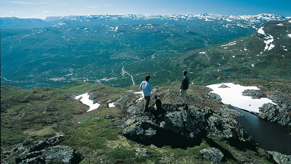 Turgåere ser på utsikten mot Tyinkrysset fra Stølsnøse