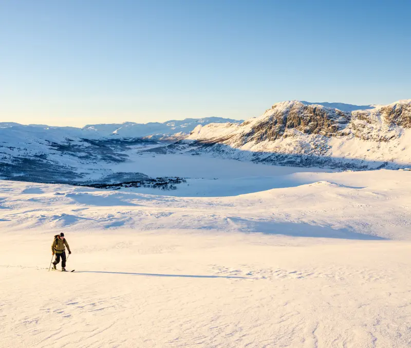 Skikjører på vei mot Skørsnøse på randonnéetur fra Tyin Filefjell
