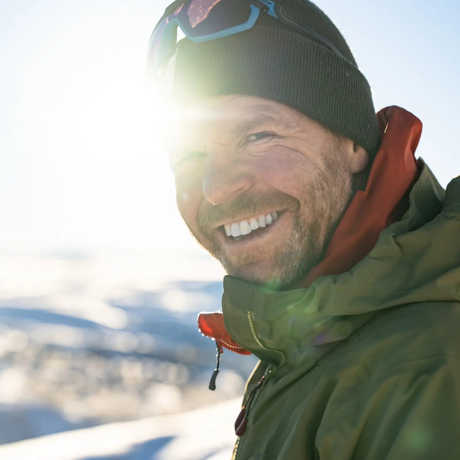 Smilende skikjører i vintersol fra Tyin Filefjell