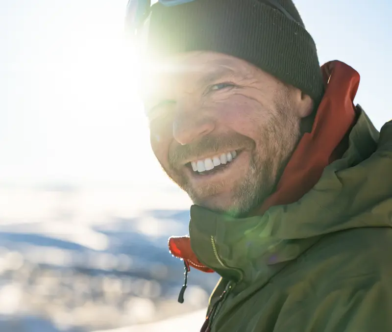 Smilende skikjører i vintersol fra Tyin Filefjell