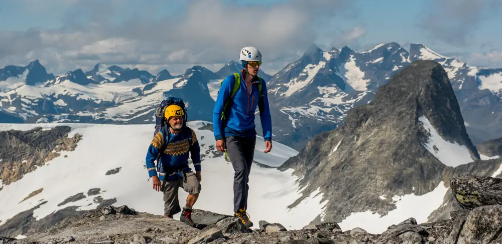 Topptur med guide – deltakere på vei mot Falketind med Tyin Aktiv
