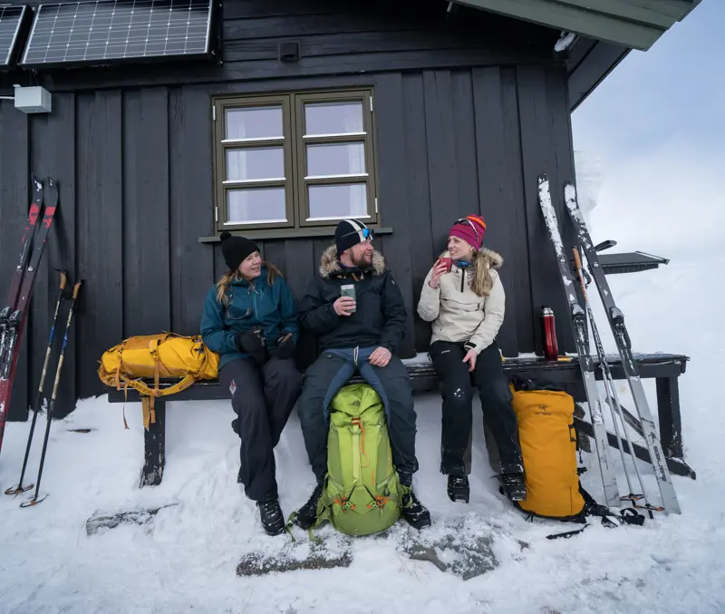 Skigåere på fjellski tar en pause utenfor Sulebu