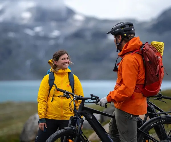 Ungt par på sykkeltur i Koldedalen
