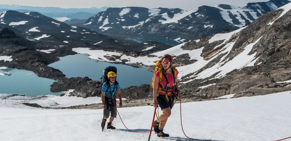 Topptur med guide – deltakere på vei over Uranosbreen med Tyin Aktiv
