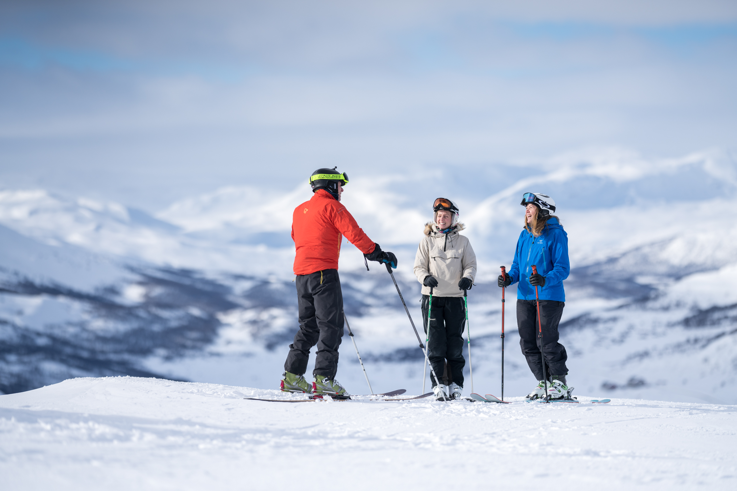Skikjørere i alpinbakke i Tyin Filefjell Skisenter - skiskole 