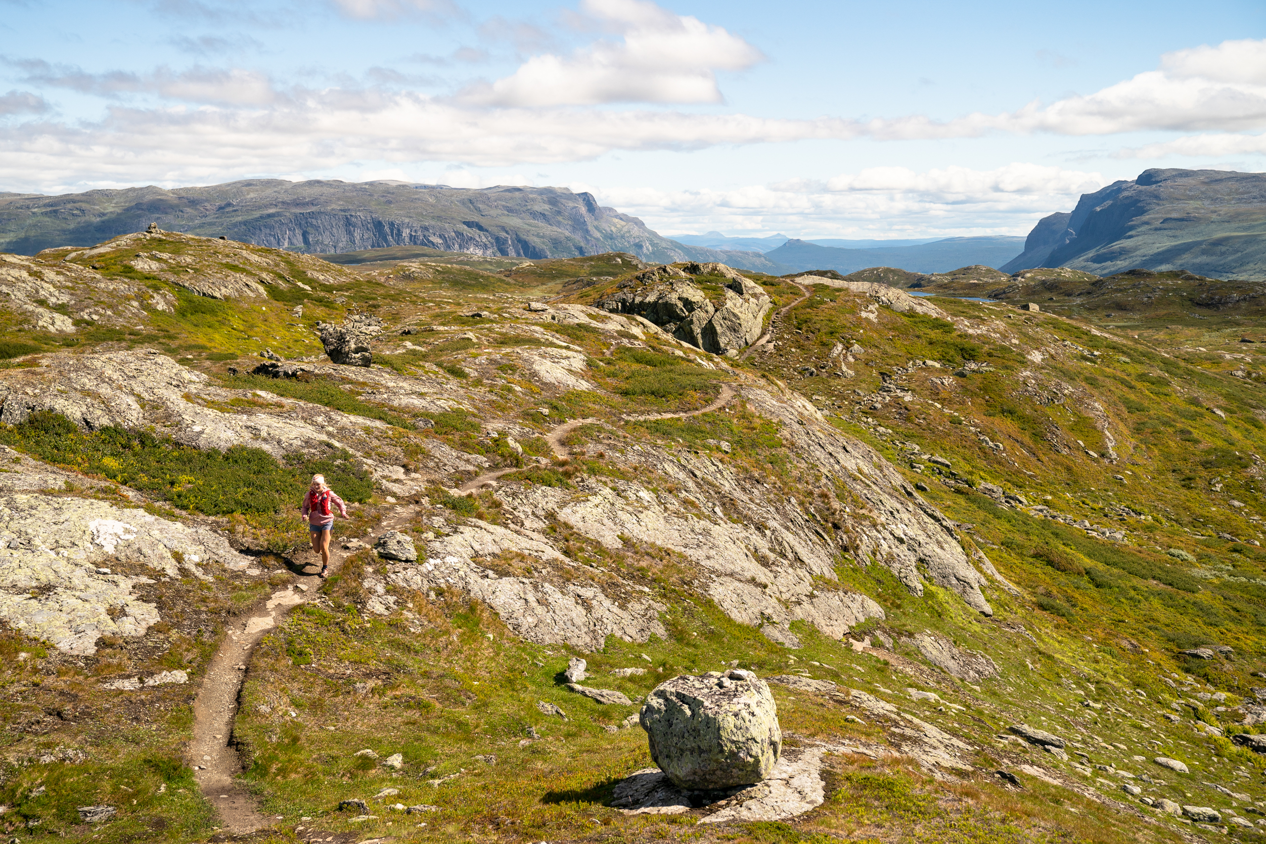 Trailrunner i høyfjellet – ung kvinne løper på Børrenøse