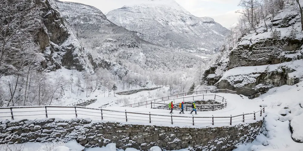 Tre personer på trugetur på Kongevegen, Vindhellavegen