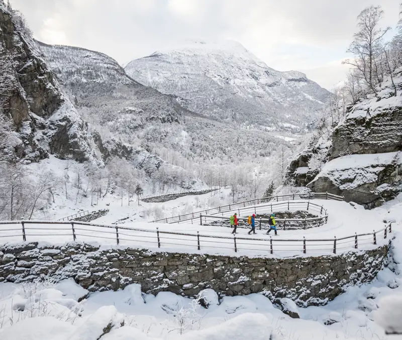 Tre personer på trugetur på Kongevegen, Vindhellavegen