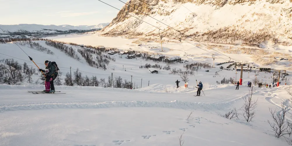 Skigjester på vei opp Børrenøsheisen i Tyin Filefjell Skisenter