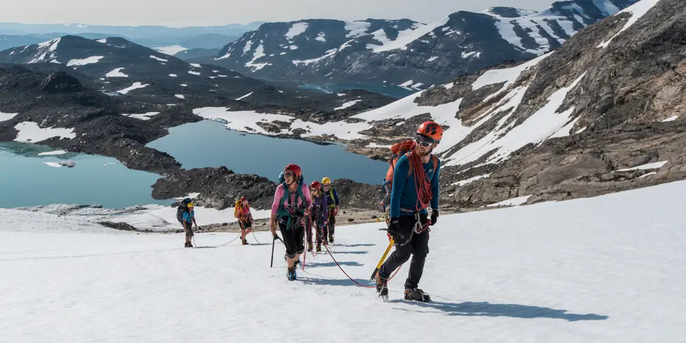 Topptur med guide – deltakere på vei over Uranosbreen med Tyin Aktiv