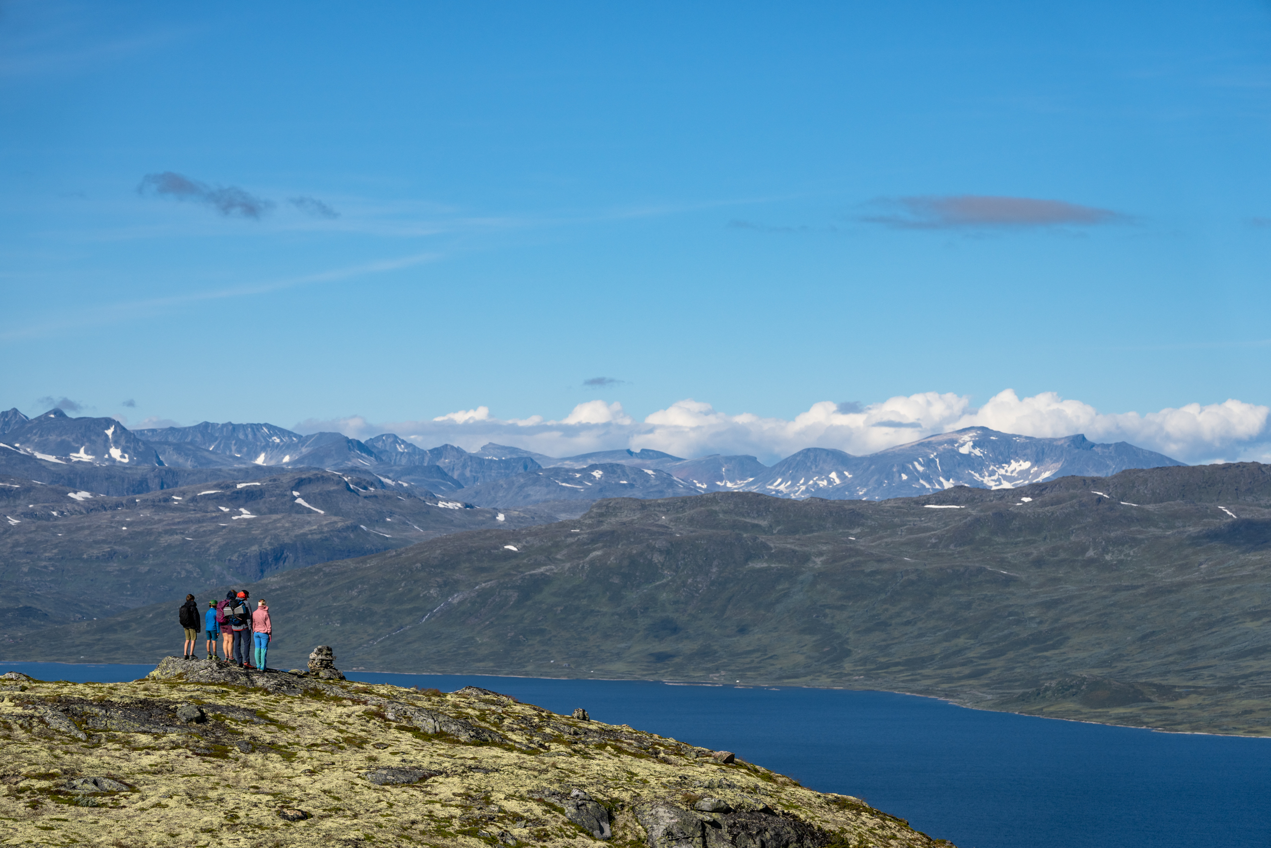 Fjelltur med familien – på vei mot Tyinsølsnøse med Jotunheimen sine tinder i bakgrunnen