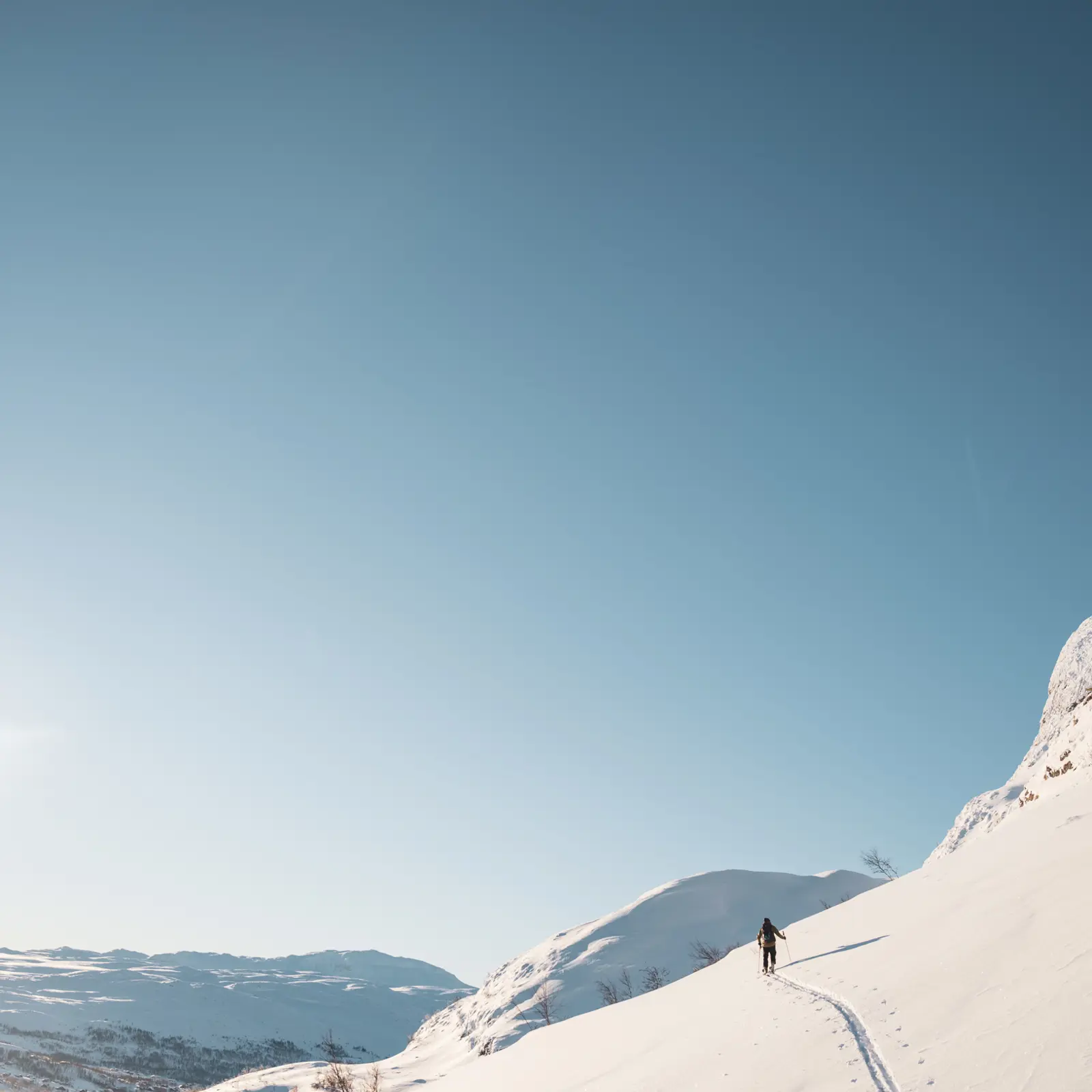 Skikjører på vei mot Skørsnøse på randonnéetur fra Tyin Filefjell