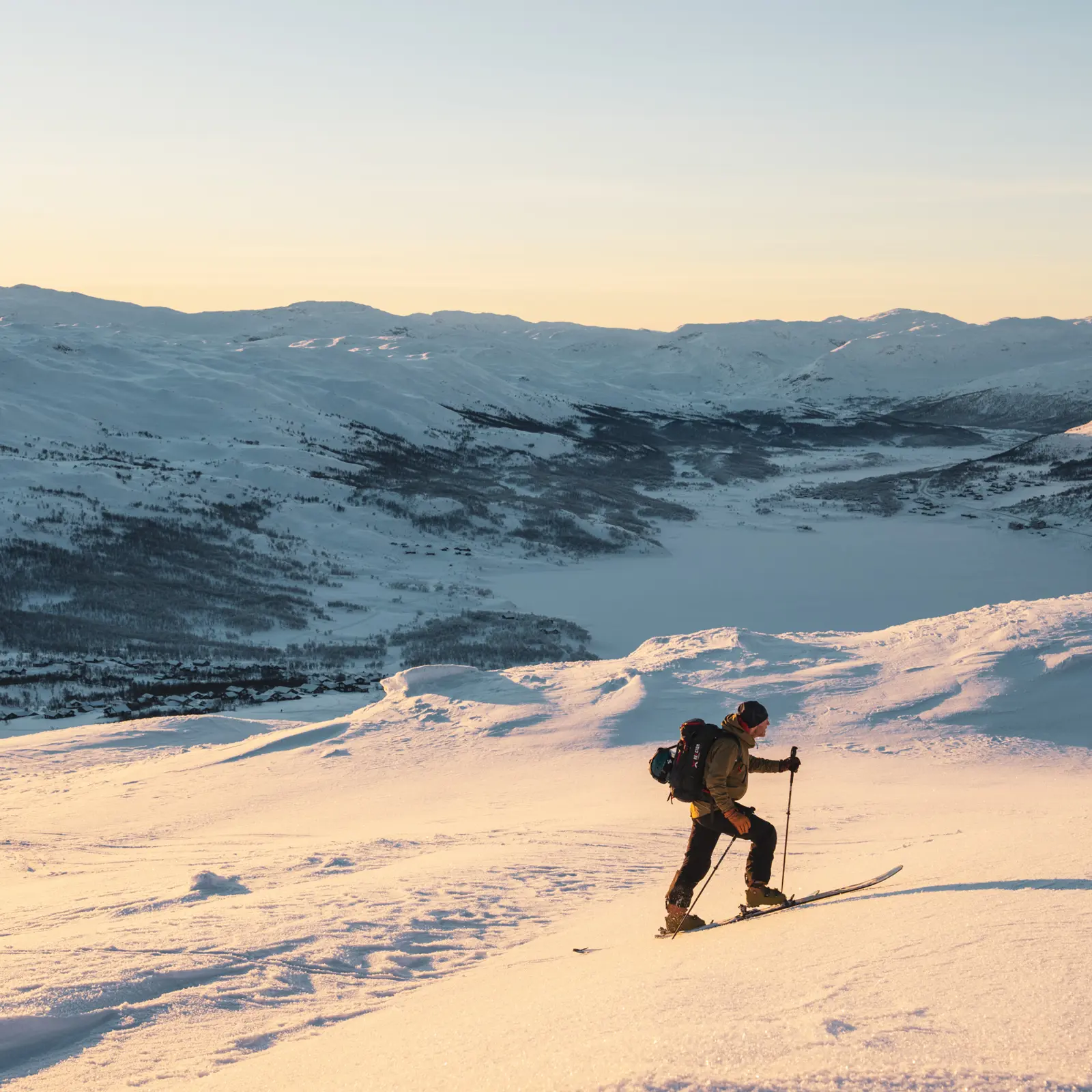 Skikjører på vei mot Skørsnøse på randonnéetur fra Tyin Filefjell